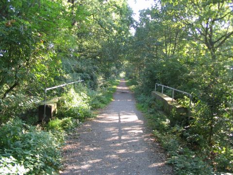 Brcke ber einen Feldweg nach Hmme