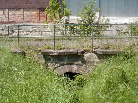 Brcke ber einen Graben