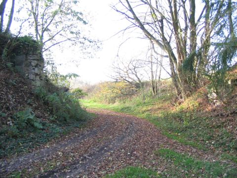Ehemalige Brcke ber einen Feldweg