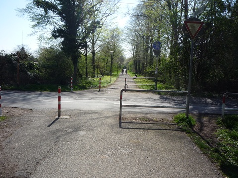 Bahn�bergang �ber die Sch�tzenstra�e