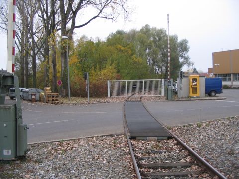 Durchfahrt durch die Zahnradfabrik Friedrichshafen mit Bahnübergang