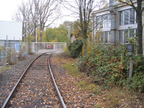 Durchfahrt durch die Zahnradfabrik Friedrichshafen mit Bahnübergang