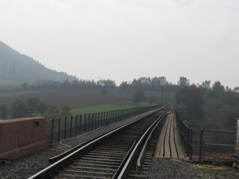 Brcke ber einen Feldweg