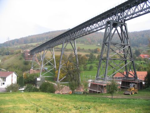 Brcke ber einen Feldweg