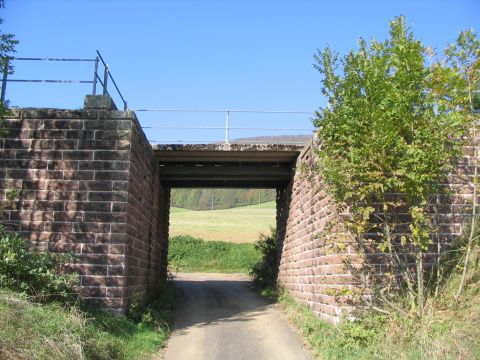 Brcke ber einen Feldweg