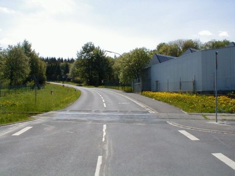 Bahnbergang vor der Firma Paul