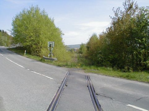 Bahnbergang ber die Strae von Olberode nach Weienborn