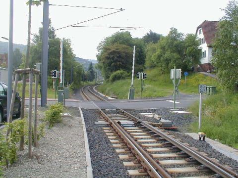 Bahn�bergang �ber die Stra�e Im Schottenhof