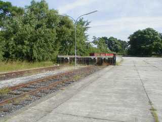 Verladerampe mit Blick auf die Bahnlinie