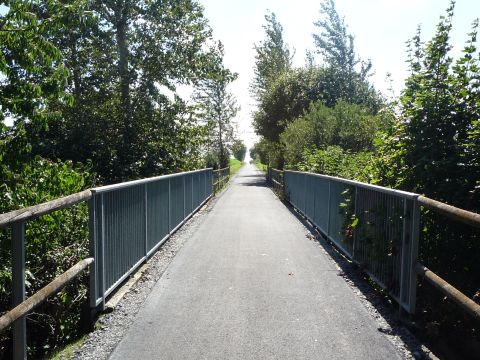 Brcke ber einen Feldweg
