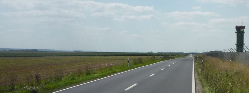 Einfahrt in den Flugplatz