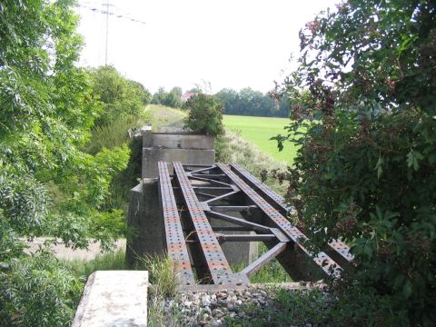 Brcke ber einen Feldweg