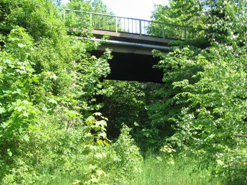 Stra�en�berf�hrung vor dem Bahnhof Schlotheim