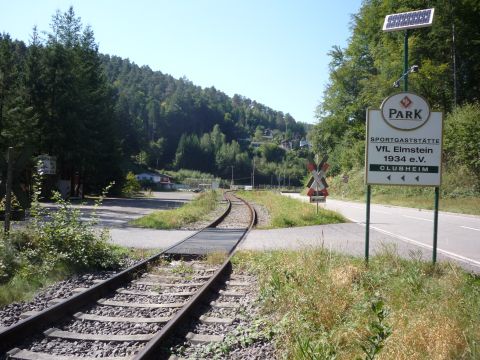 Bahn�bergang �ber die Stra�e zum Sportplatz