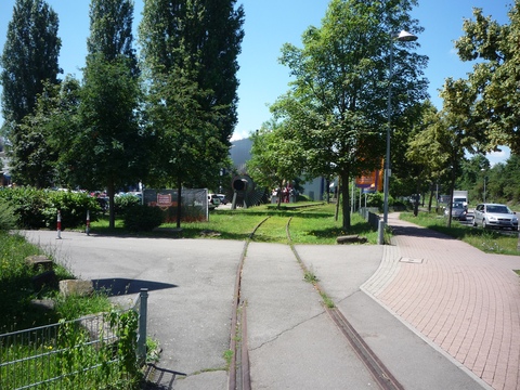 Bahn�bergang �ber den Zugang zum Technikmuseum