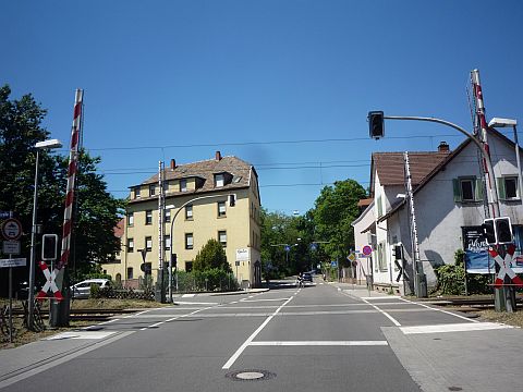 Bahn�bergang �ber die Sch�tzenstra�e