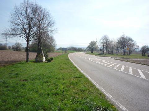 Ehemaliger Bahn�bergang �ber die Stra�e nach Kuppenheim