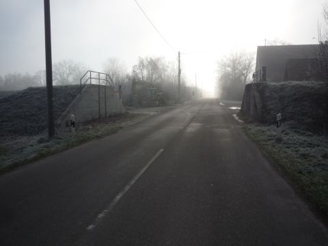 Durchfahrt durch den Hochwasserdamm