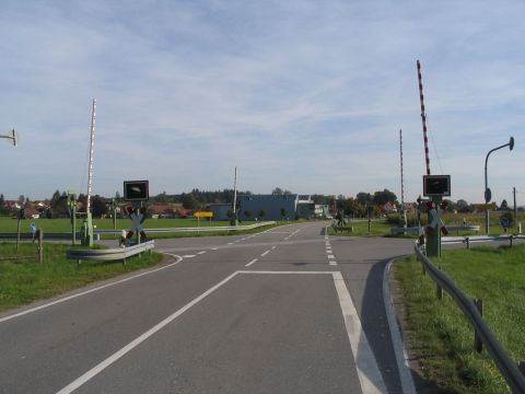 Bahn�bergang �ber die Stra�e nach Bad Wurzach