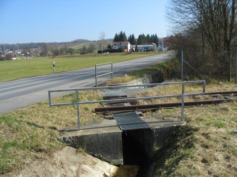 Bahn�bergang �ber die Stra�e nach Briach