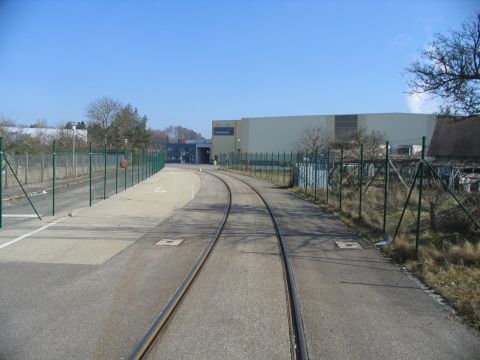 Linkes Werkseinfahrt der Papierfabrik