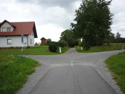 Bahn�bergang �ber die Stra�e von Ober- nach Mittelelz