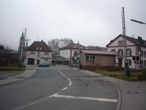 Bahn�bergang hinter dem Bahnhof