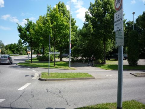 Bahn�bergang �ber die Plieninger Stra�e