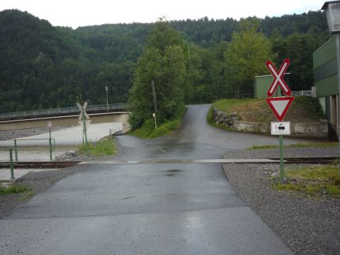 Bahn�bergang hinter der Br�cke