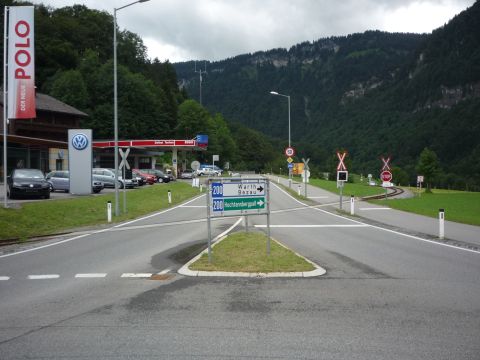 Bahn�berg�nge hinter dem Bahnhof