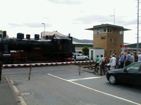 Bahn�bergang �ber die Stra�e In der Aue