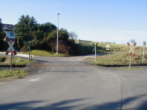 Bahn�bergang �ber die Stra�e Am roten Stein