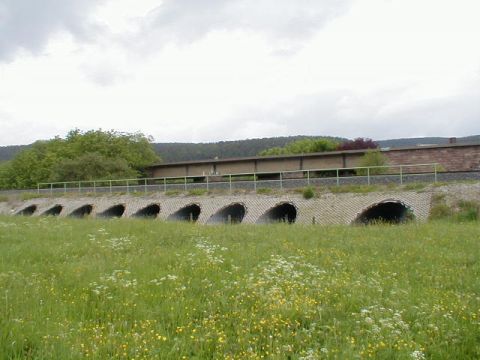 Damm mit Flut�ffnungen