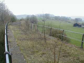 Blick &uuml;ber die Br&uuml;cke in Richtung Milseburg