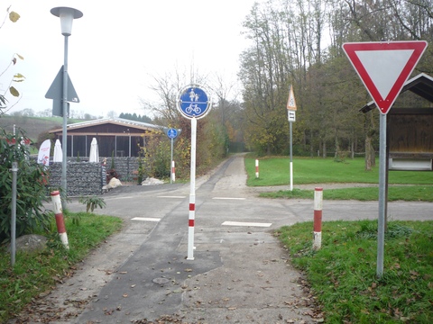 Bahn�bergang �ber die Stra�e zum Hohenhardterhof