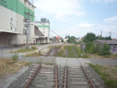 Bahn�bergang im Bahnhof H�ffenhardt