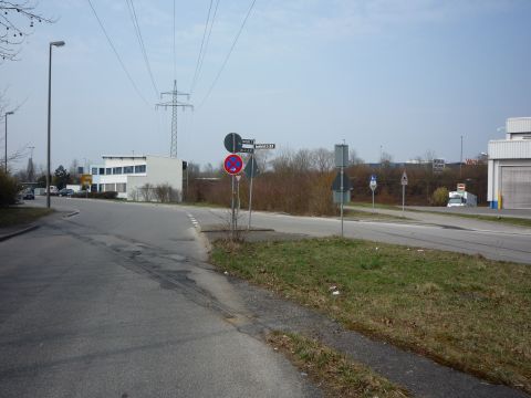 Bahn�bergang im Industriegebiet Betzingen