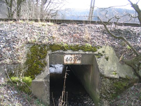 Grabenbr�cke nach dem Bahnhof Schlat