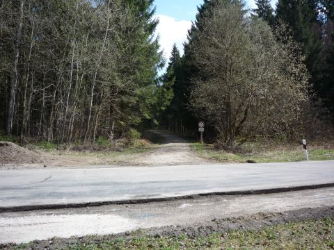 Bahn�bergang �ber die Stra�e nach Sachsenried